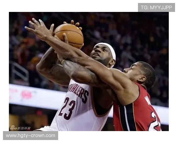 詹姆斯再掀赛场轰动全场目光随其举动持续刷屏热搜时刻霸榜风头无两