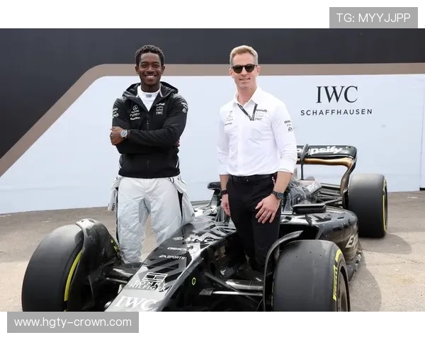 F1赛车赛季前瞻：车队阵容变化、技术革新与赛道挑战分析